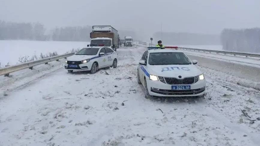ГАИ перекрыла часть трассы М-12 из-за снежных завалов