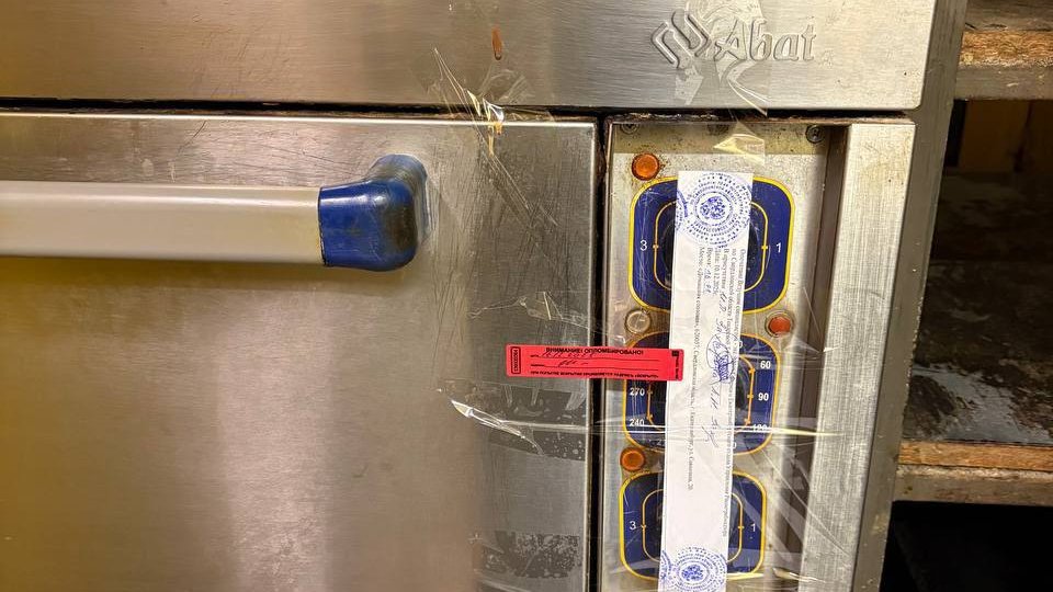 Плесень, немытые тарелки и крысы: приставы закрыли жуткую столовую