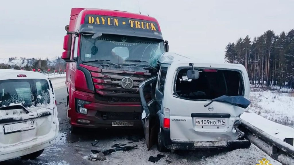 На Тюменском тракте столкнулись 4 автомобиля, собралась пробка длиной 10 км (ФОТО)