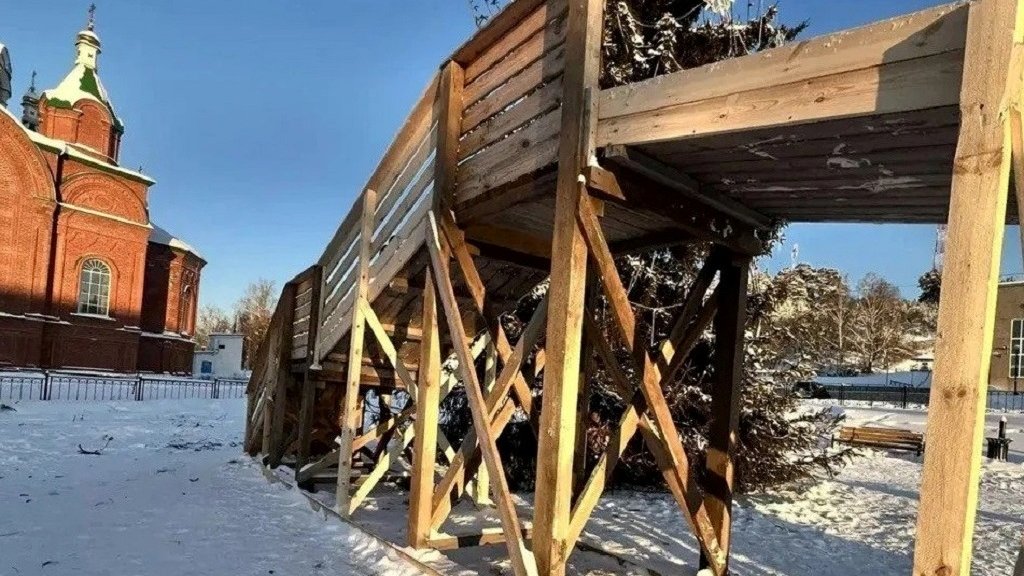 В Михайловске 8-летний мальчик упал с деревянной горки