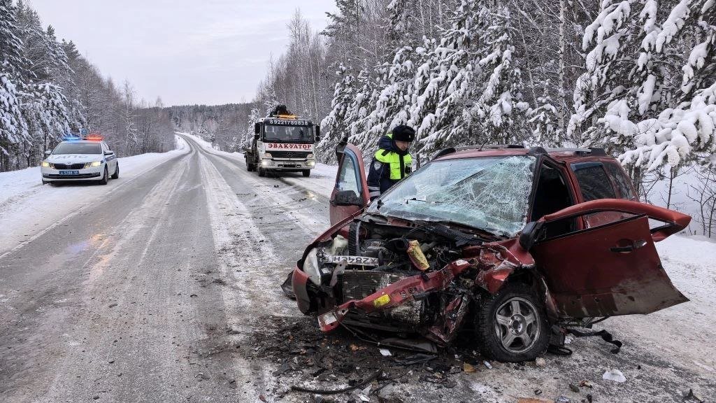 Под Алапаевском водитель «Лады Калины» пошел на обгон и погиб (ФОТО)
