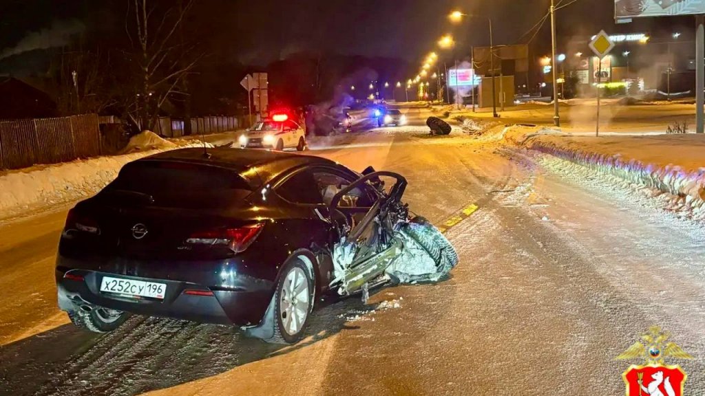 В Полевском 19-летний водитель иномарки врезался в попутный трактор (ФОТО)