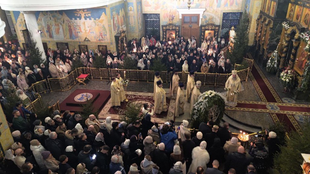 Десятки тысяч уральцев встретили Рождество в храмах