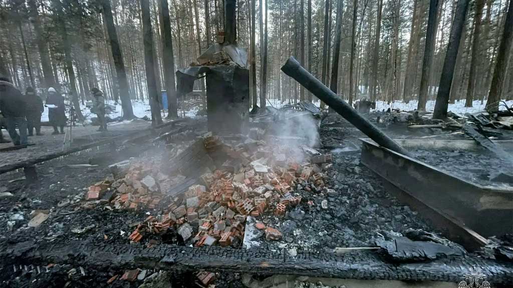 Три&nbsp; человека погибли на пожаре на базе отдыха в Хакасии