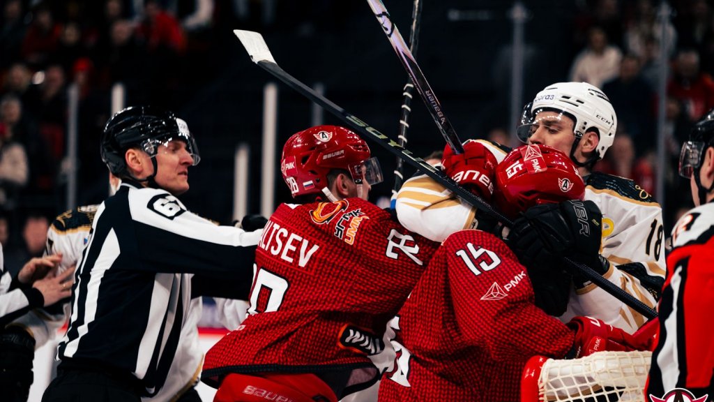 «Автомобилист»&nbsp; проиграл домашний матч аутсайдеру КХЛ. Фанаты кричали: «Что происходит?»