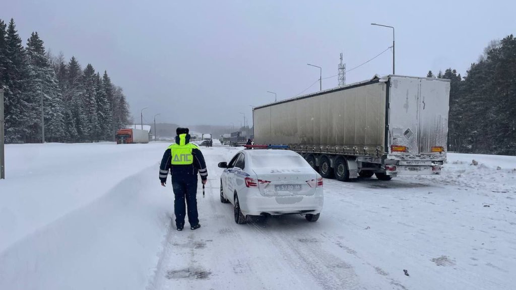 На Пермском тракте ограничили движение из-за массового ДТП