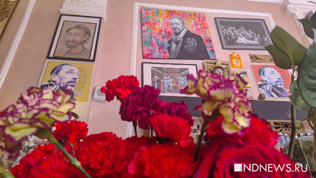 Екатеринбуржцы несут цветы к «Коляда-театру» – сегодня там премьера последней постановки Николая Коляды