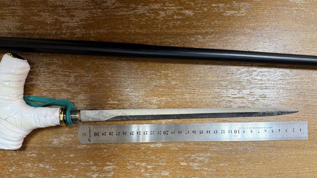 Женщина пыталась пройти в суд с тростью-клинком (ФОТО)