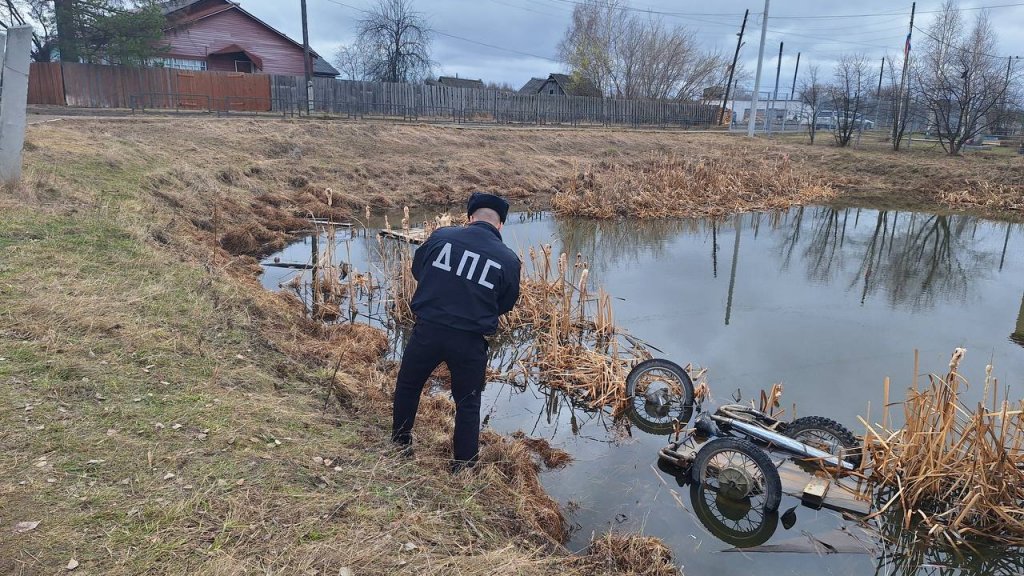 Под Алапаевском мотоциклист без прав съехал в пожарный водоем и утонул (ФОТО)