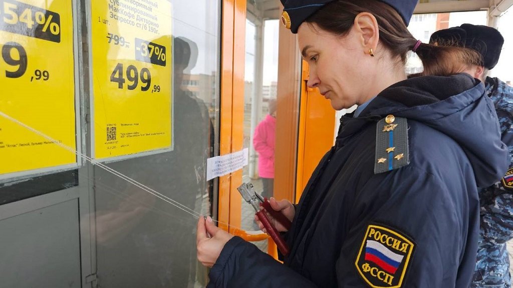 Судебные приставы опечатали ТЦ в Лесном