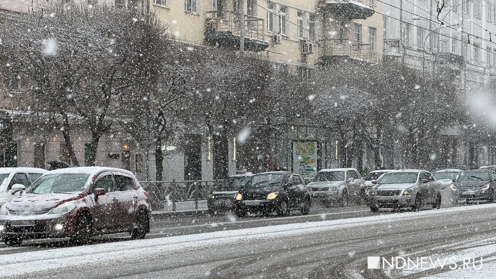 «На дорогах жутко», – в Екатеринбурге бушует апрельская метель (ФОТО)