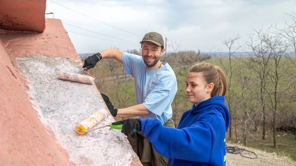 Волонтеры с Урала приехали в ДНР: помогли с уборкой, гумпомощью и техникой для военных