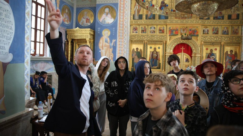 Юным художникам устроили экскурсию в восстановленный храм в Новоипатово (ФОТО)