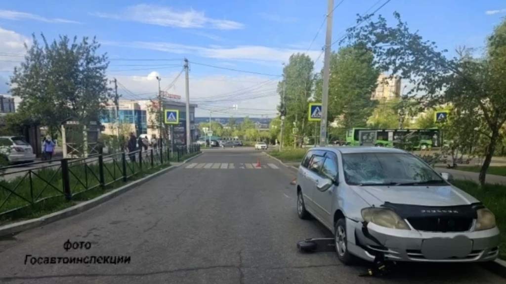 Две девочки на самокате попали под машину в Иркутске, ведется проверка