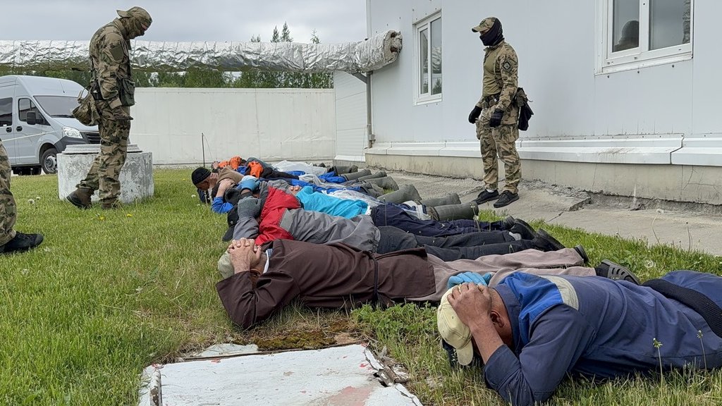 Полиция накрыла рыбный цех, где трудились нелегальные мигранты (ФОТО)
