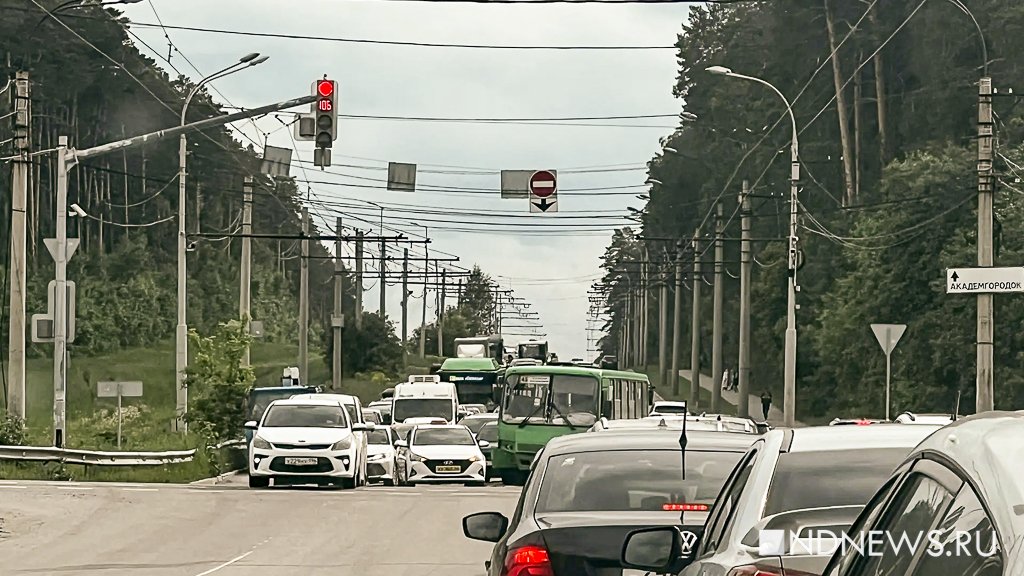 Водитель автобуса устроил аварию на Амундсена