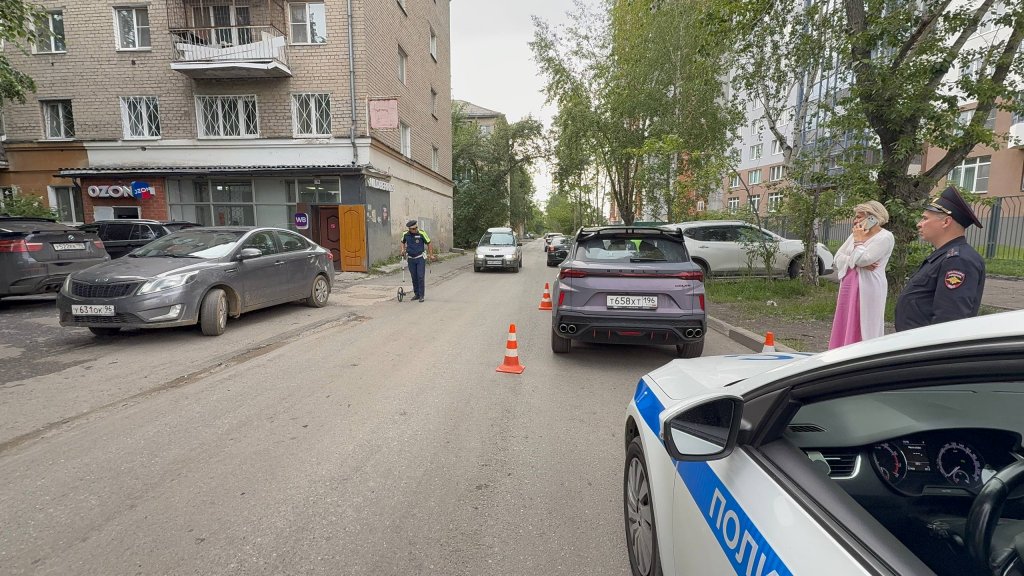 В Екатеринбурге двое детей выбежали на дорогу прямо под колеса машины (ФОТО)