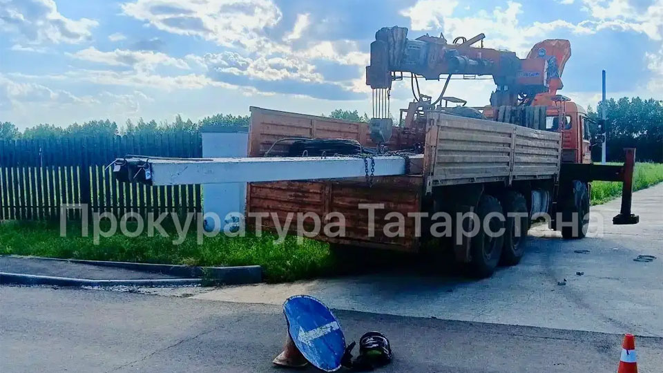 Врезался в столбы: в Татарстане насмерть разбился 15-летний подросток, катаясь на электросамокате