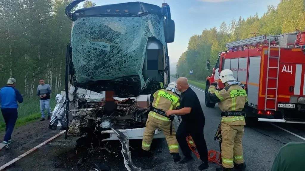 Автобус с вахтовиками врезался в фуру под Тюменью: есть погибший и раненые