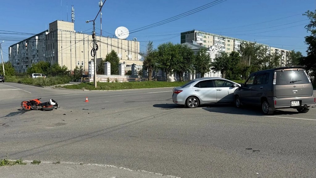 В Каменске-Уральском автолюбитель устроил ДТП с участием двух машин и мотоцикла (ФОТО)