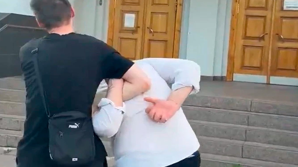 Полиция задержала челябинца, который сжег свой паспорт в баре