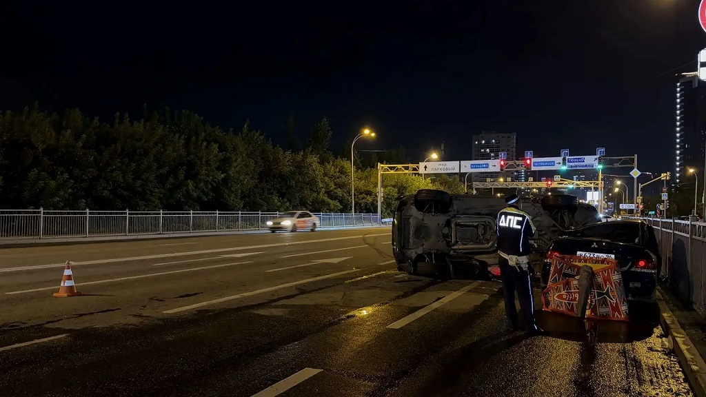 В Екатеринбурге БМВ опрокинулась на «Мицубиси». Пострадали дети (ФОТО)