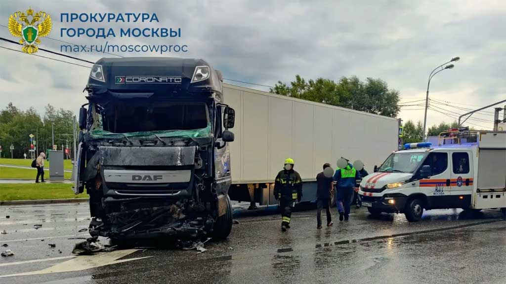 Фура протаранила рейсовый автобус в Москве