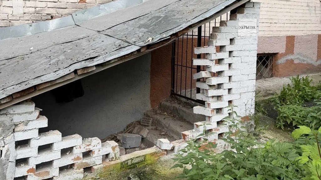 Многоэтажке в центре Екатеринбурга выделили укрытие с разрушенным входом (ФОТО)