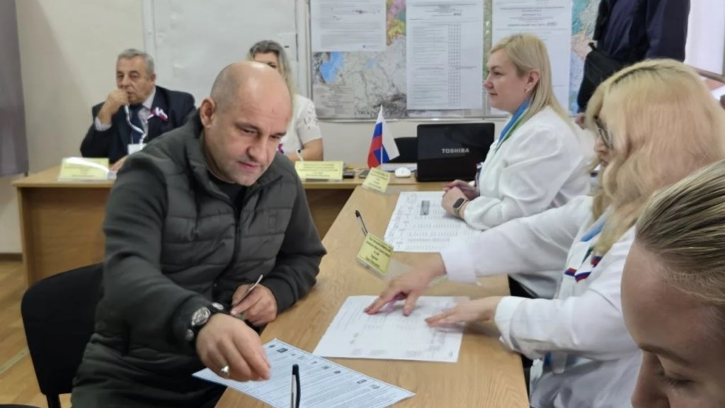 Первым из уральских политиков на выборы пришел Артем Жога (ФОТО)