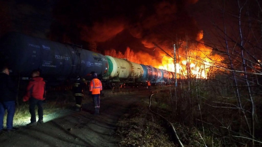 Под Екатеринбургом сошли с рельсов и загорелись вагоны грузового поезда