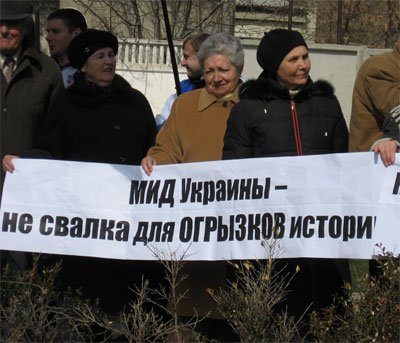 Особо от митингующих досталось Владимиру Огрызко...