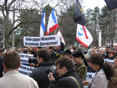 В начале акции ее участники провели митинг 