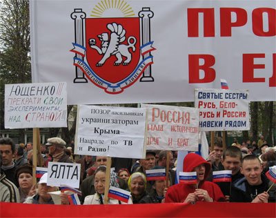 Митингующие в очередной раз высказали возмущение по поводу действий украинизаторов из Нацсовета по телевидению и радиовещанию