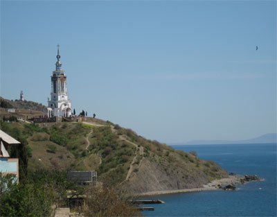 Храм установлен на мысу, вдающемся в море