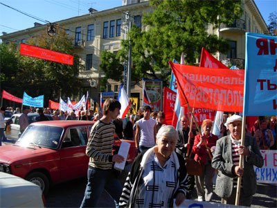 С площади Ленина демонстранты колонной прошли к Верховному Совету Крыма, где сегодня открылась сессия парламента