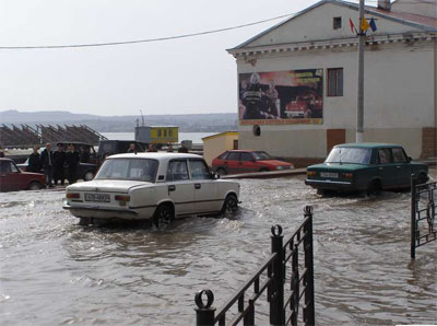 Потоки воды превратили проезжую часть в бурную реку