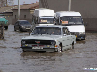 Мощный выброс воды остановил двидение в районе площади Ленина