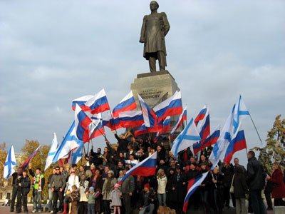 У памятника адмиралу Нахимову