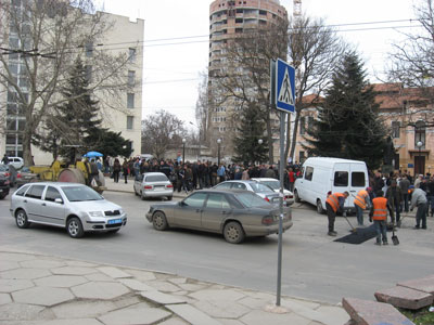 Примечательно, что именно в день проведения акции там, где планировалось построить живую цепь, появились дорожные рабочие, принявшиеся укладывать асфальт