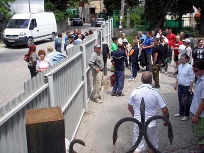 Охрана одного из пляжей безуспешно попыталась противостоять толпе