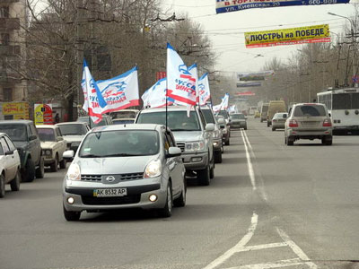 По улицам крымской столицы проехало более 30 автомобилей под сине-бело-красными флагами