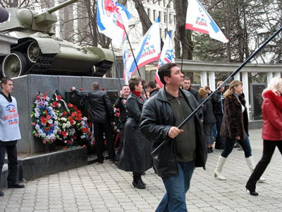 Участники акции возложили цветы к танку-памятнику