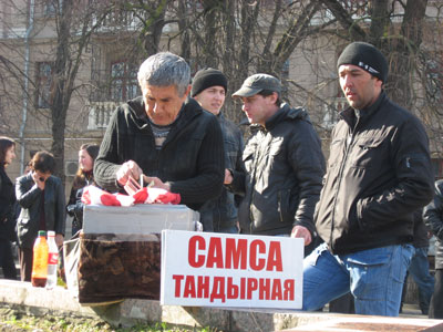 Во время акции бойко шла торговля татарским фаст-фудом