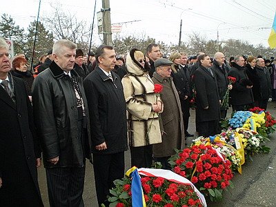 Новый Регион: В Симферополе Колесниченко, Константинов, Бабенко вместе с тягнибоковцами и филаретовцами почтили Шевченко (ФОТО)