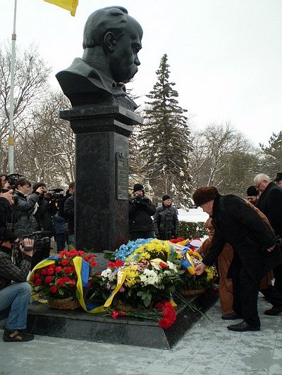 Новый Регион: В Симферополе Колесниченко, Константинов, Бабенко вместе с тягнибоковцами и филаретовцами почтили Шевченко (ФОТО)