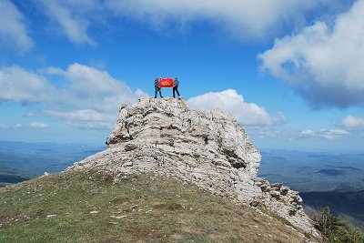 Новый Регион: На самой высокой горе Крыма установлено Знамя Победы (ФОТО)