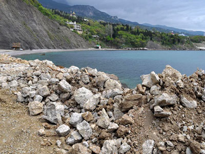 Новый Регион: Алупка встретит курортный сезон стройками, заборами на пляжах и угрозой прорыва канализации (ФОТО)