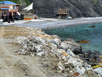 Новый Регион: Алупка встретит курортный сезон стройками, заборами на пляжах и угрозой прорыва канализации (ФОТО)