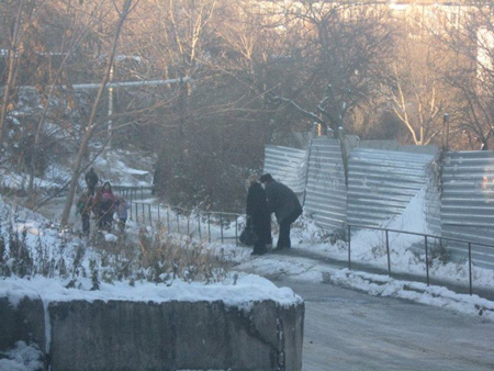 Новый Регион: Бездействие симферопольских дорожников заставило взяться за лопаты некоторых депутатов (ФОТО)