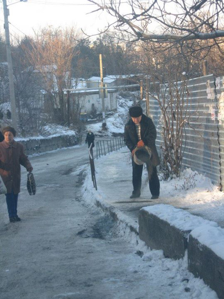 Новый Регион: Бездействие симферопольских дорожников заставило взяться за лопаты некоторых депутатов (ФОТО)